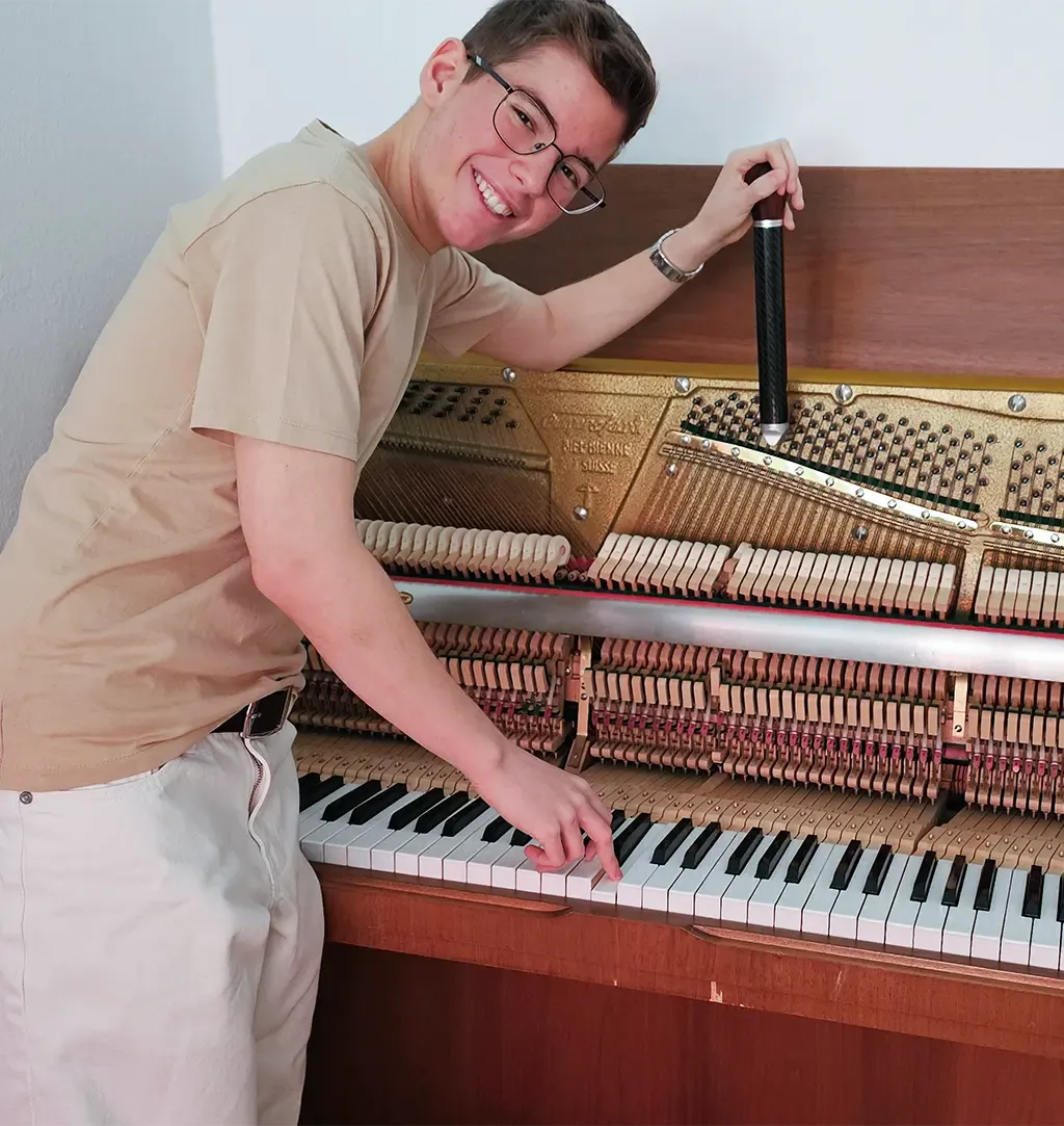 Adin Rrahmani, Klaviertechniker und Gründer von Klavierarzt, mit Stimmhammer